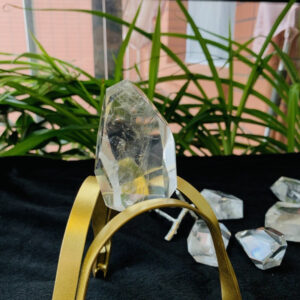 白水晶随型原石打磨大小颗粒把玩石天然水晶摆件